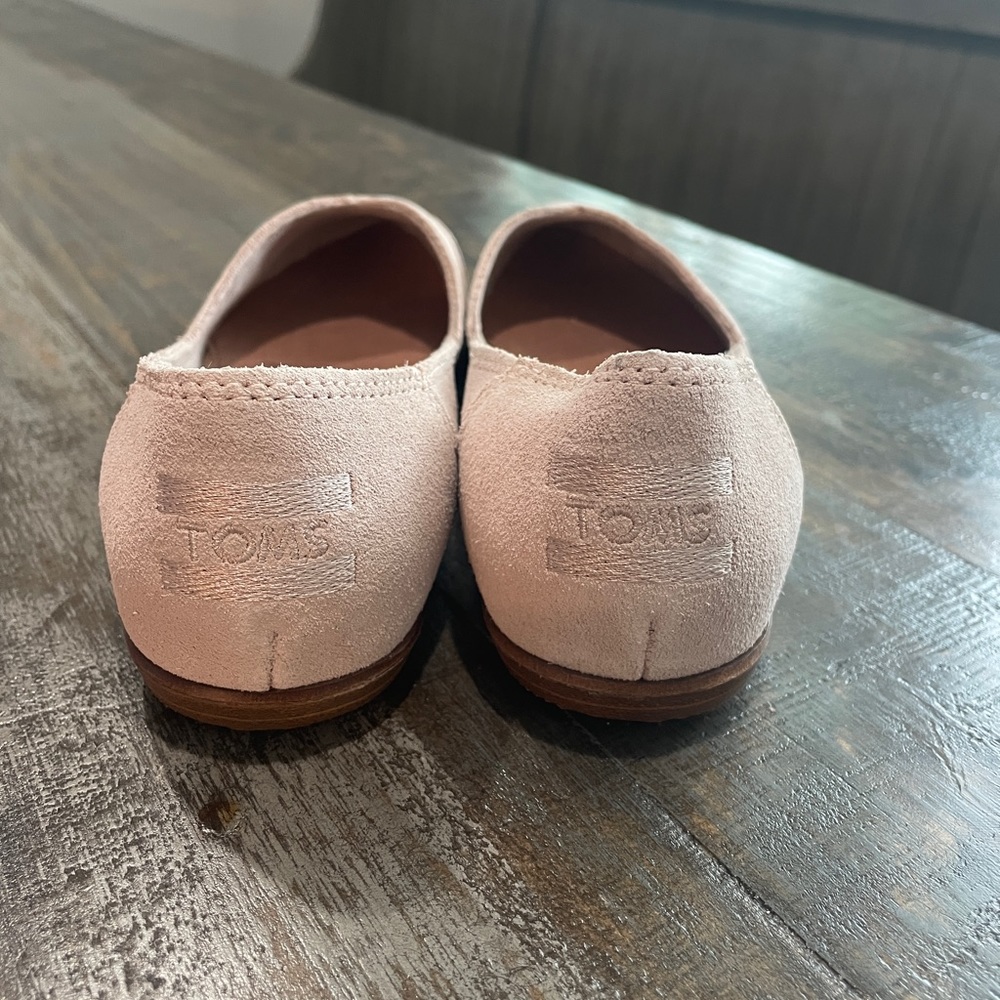 Perfect adorable light pink genuine Tom’s. Never worn. So cute!!